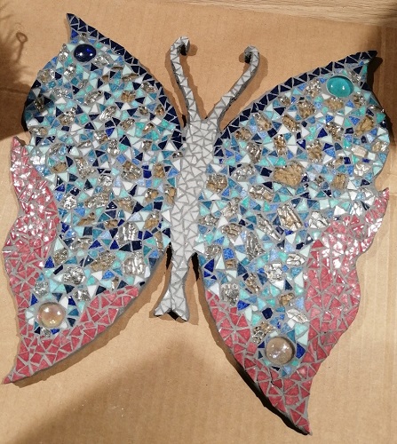 Support papillon en mosaïque décoré avec des Emaux de Briare Harmonie et du verre crackle